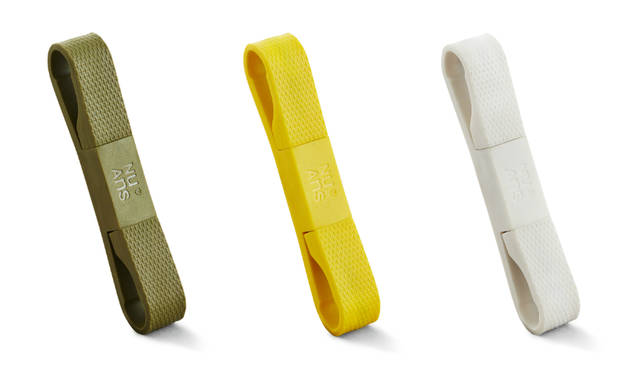 携帯性に優れた、160mmショートタイプのLightningケーブル。きれいに小さくまとめることができバッグのなかで複雑に絡まらない<br><br>価格｜2376円<br>カラー｜ブラック、ホワイト、カーキ、サフラン<br>サイズ｜約W14×H10.8×D90.3mm（展開時：D186mm）<br>ケーブル長｜160mm<br>重さ｜約12g<br>