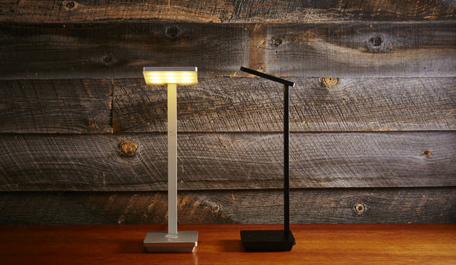 Lightning端子付きデバイスを充電するドック付きのLED照明。光の強弱、電球色と昼光色の2色の切り替え、光源の傾き調整、背面には給電用USBを搭載。角度調整が可能なLightningコネクターですべてのiOSデバイスに対応し、ドックパーツはロータリー式でコネクター部分を保護することができる。温かみのある電球色と、くっきり明るい昼光色を切り替えることができ、無段階の明るさの調整もできる<br><br>価格｜1万6200円<br>カラー｜ブラック、シルバー<br>サイズ｜約W104×H331.5 ×D104mm<br>重さ｜約374g