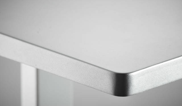 Lightning端子付きデバイスを充電するドック付きのLED照明。光の強弱、電球色と昼光色の2色の切り替え、光源の傾き調整、背面には給電用USBを搭載。角度調整が可能なLightningコネクターですべてのiOSデバイスに対応し、ドックパーツはロータリー式でコネクター部分を保護することができる。温かみのある電球色と、くっきり明るい昼光色を切り替えることができ、無段階の明るさの調整もできる<br><br>価格｜1万6200円<br>カラー｜ブラック、シルバー<br>サイズ｜約W104×H331.5 ×D104mm<br>重さ｜約374g