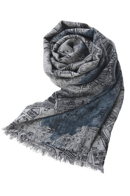 <strong>pas de calais｜パドカレ</strong><br />2015-16年秋冬コレクション「パリ エディション コレクション」シルクWガーゼParis Map プリントストール（チャコール）