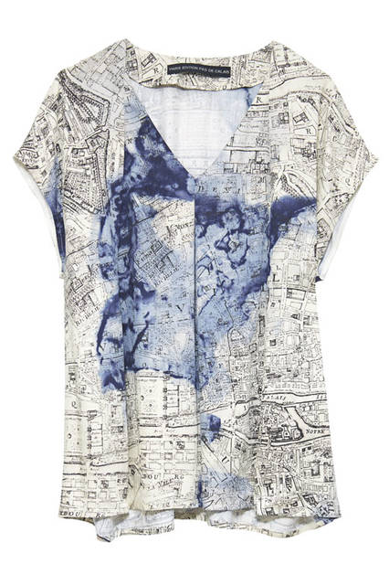 <strong>pas de calais｜パドカレ</strong><br />2015-16年秋冬コレクション「パリ エディション コレクション」レーヨンサテンParis Mapプリントブラウス（ベージュ）