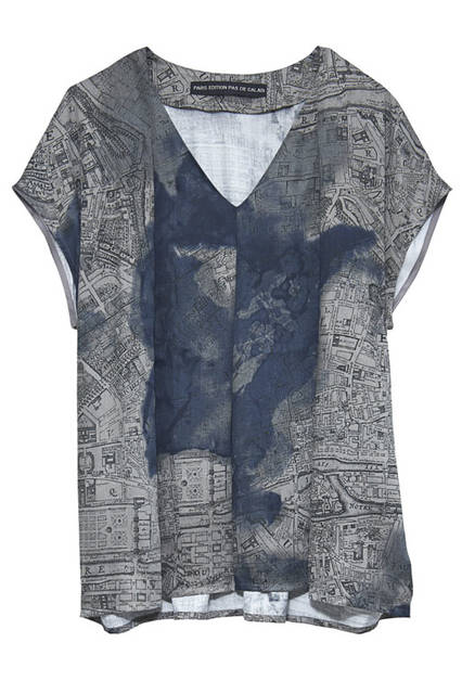 <strong>pas de calais｜パドカレ</strong><br />2015-16年秋冬コレクション「パリ エディション コレクション」レーヨンサテンParis Mapプリントブラウス（チャコール）