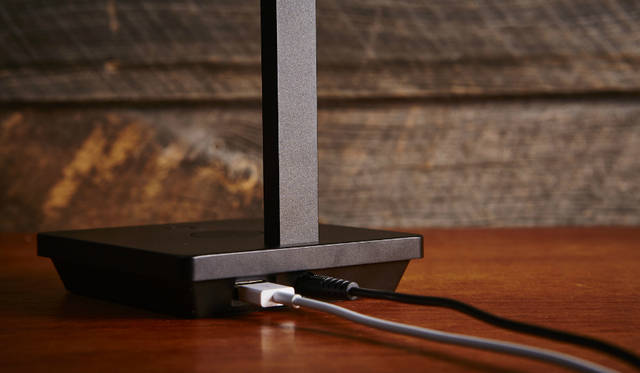 Lightning端子付きデバイスを充電するドック付きのLED照明。光の強弱、電球色と昼光色の2色の切り替え、光源の傾き調整、背面には給電用USBを搭載。角度調整が可能なLightningコネクターですべてのiOSデバイスに対応し、ドックパーツはロータリー式でコネクター部分を保護することができる。温かみのある電球色と、くっきり明るい昼光色を切り替えることができ、無段階の明るさの調整もできる<br><br>価格｜1万6200円<br>カラー｜ブラック、シルバー<br>サイズ｜約W104×H331.5 ×D104mm<br>重さ｜約374g