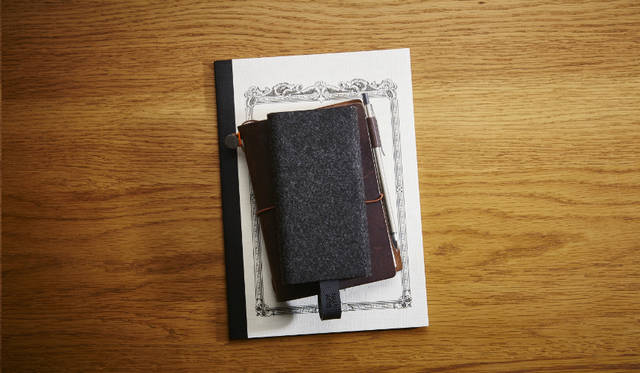  iPhone充電用のLightningケーブルが一体化した、薄型のモバイルバッテリーです。iPhone 6なら約2回のフル充電が可能。外装には、もち歩き時に周りのものを傷つけないフェルト素材を採用している<br><br>価格｜6480円<br>カラー｜ブラック、ホワイト、カーキ、サフラン<br>サイズ｜約W66.5×H154.3×D14.7mm（展開時：H198mm）<br>重さ｜約148g