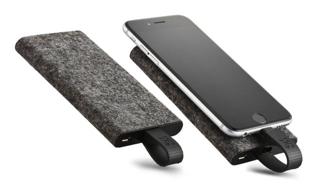 iPhone充電用のLightningケーブルが一体化した、薄型のモバイルバッテリーです。iPhone 6なら約2回のフル充電が可能。外装には、もち歩き時に周りのものを傷つけないフェルト素材を採用している<br><br>価格｜6480円<br>カラー｜ブラック、ホワイト、カーキ、サフラン<br>サイズ｜約W66.5×H154.3×D14.7mm（展開時：H198mm）<br>重さ｜約148g