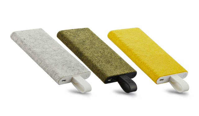 iPhone充電用のLightningケーブルが一体化した、薄型のモバイルバッテリーです。iPhone 6なら約2回のフル充電が可能。外装には、もち歩き時に周りのものを傷つけないフェルト素材を採用している<br><br>価格｜6480円<br>カラー｜ブラック、ホワイト、カーキ、サフラン<br>サイズ｜約W66.5×H154.3×D14.7mm（展開時：H198mm）<br>重さ｜約148g