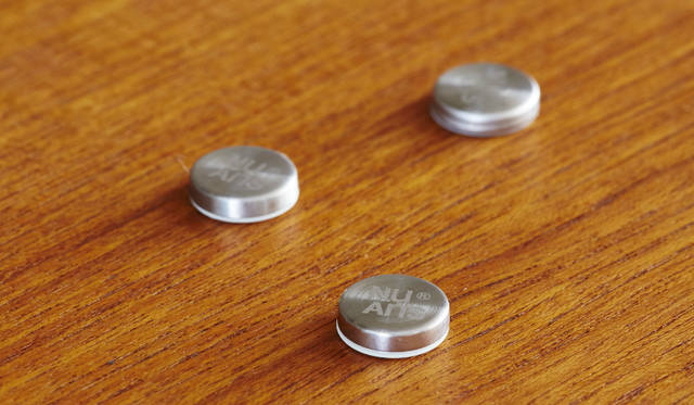  机や棚の裏側に落ちてしまいがちなケーブルの端子部分を留めておくことができるマグネット。頑丈で質感の高いステンレスでコーティングされており、高級感のあるスピン加工とレーザー刻印ロゴでインテリア性が高められている。裏面の両面テープでどこでも好みの位置に貼り付け可能<br><br>価格｜1512円<br>サイズ｜約W15.1×H15.1×D4mm<br>重さ｜約3g（1個）