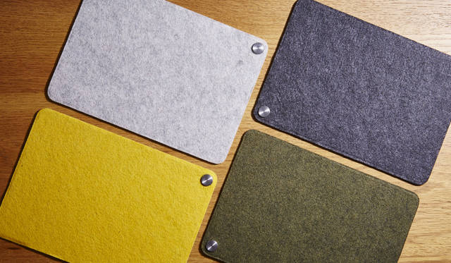 <strong>MAGMAT ケーブルホルダー付きマット</strong><br /> Lightningケーブルの端子部分を留めておくことができる、マグネット式ケーブルホルダー付きのマット。iPhoneと腕時計をまとめるスペースとして活用でき、iPad miniなど8インチサイズまでのタブレットを置けるサイズ<br><br>価格｜1620円<br>カラー｜ブラック、ホワイト、カーキ、サフラン<br>サイズ｜約W170×H5×D240mm<br>重さ｜約80g