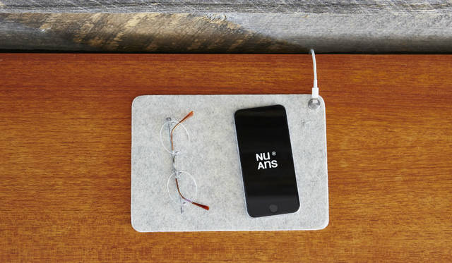 <strong>MAGMAT ケーブルホルダー付きマット</strong><br /> Lightningケーブルの端子部分を留めておくことができる、マグネット式ケーブルホルダー付きのマット。iPhoneと腕時計をまとめるスペースとして活用でき、iPad miniなど8インチサイズまでのタブレットを置けるサイズ<br><br>価格｜1620円<br>カラー｜ブラック、ホワイト、カーキ、サフラン<br>サイズ｜約W170×H5×D240mm<br>重さ｜約80g