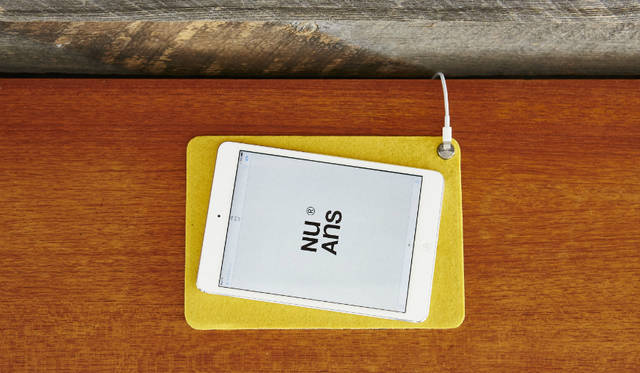 Lightningケーブルの端子部分を留めておくことができる、マグネット式ケーブルホルダー付きのマット。iPhoneと腕時計をまとめるスペースとして活用でき、iPad miniなど8インチサイズまでのタブレットを置けるサイズ<br><br>価格｜1620円<br>カラー｜ブラック、ホワイト、カーキ、サフラン<br>サイズ｜約W170×H5×D240mm<br>重さ｜約80g