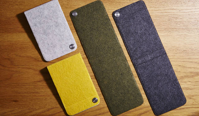 Lightningケーブルの端子部分を留めておくことができる、マグネット式ケーブルホルダー付きのマットです。広げれば、ベットサイドでのiPhoneと小物置き場として。折りたためば、タッチ操作に最適な角度を与えて設置できるスタンドとして、二通りの使い方ができる<br><br>価格｜1620円<br>カラー｜ブラック、ホワイト、カーキ、サフラン<br>サイズ｜約W100×H19×D157mm（展開時：H5×D326mm）<br>重さ｜約65g