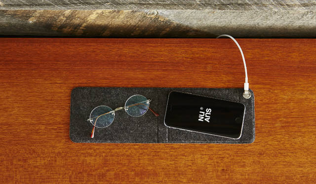 Lightningケーブルの端子部分を留めておくことができる、マグネット式ケーブルホルダー付きのマットです。広げれば、ベットサイドでのiPhoneと小物置き場として。折りたためば、タッチ操作に最適な角度を与えて設置できるスタンドとして、二通りの使い方ができる<br><br>価格｜1620円<br>カラー｜ブラック、ホワイト、カーキ、サフラン<br>サイズ｜約W100×H19×D157mm（展開時：H5×D326mm）<br>重さ｜約65g