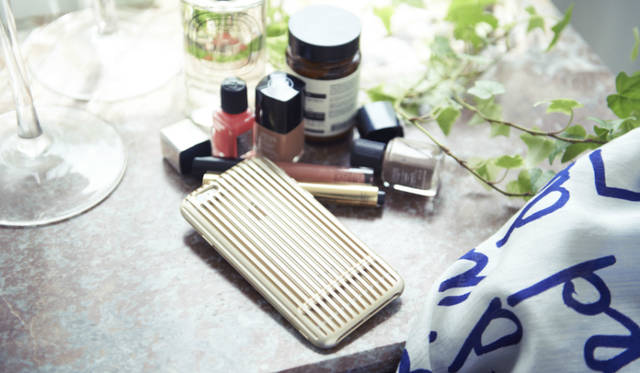 BATTO構造を採用。金属製ケースでありながら、カチッとはめるだけのシンプルな脱着方法を実現。このケースのために開発された特殊な構造「batto」は、特許出願中のロック構造で、上下からパーツをスライドさせて差し込むだけで装着完了。側面のボタンを押しながら引くことで取り外す<br /> <br /> 価格｜16万2000円<br /> 対応製品｜iPhone 6<br /> カラー｜ブラック、シルバー、ゴールド<br /> 重さ｜約36g<br /> 素材｜超々ジュラルミンA7075<br /> 