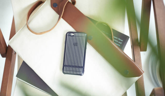 BATTO構造を採用。金属製ケースでありながら、カチッとはめるだけのシンプルな脱着方法を実現。このケースのために開発された特殊な構造「batto」は、特許出願中のロック構造で、上下からパーツをスライドさせて差し込むだけで装着完了。側面のボタンを押しながら引くことで取り外す<br /> <br /> 価格｜16万2000円<br /> 対応製品｜iPhone 6<br /> カラー｜ブラック、シルバー、ゴールド<br /> 重さ｜約36g<br /> 素材｜超々ジュラルミンA7075<br /> 