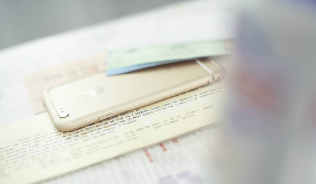 樹脂ジョイント構造を採用。樹脂特有のしなりを使ったジョイント部分を、カチッとはまるまで装着する。ボールペンの先や専用の工具などを穴に差し込むことによって取り外すことができる<br><br /> 価格｜2万7000円（iPhone 6）、3万2400円（iPhone 6 Plus用）<br /> 対応製品｜iPhone 6<br /> カラー｜ブラック、シルバー、ゴールド<br /> 重さ｜iPhone 6：約15g、iPhone 6 Plus：約20g<br /> 素材｜ジュラルミンA2017<br /> 