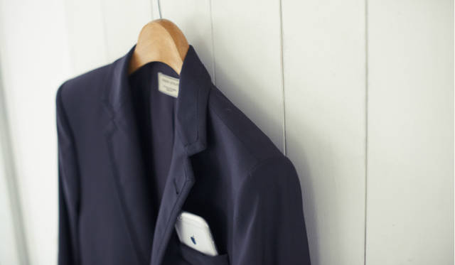 樹脂ジョイント構造を採用。樹脂特有のしなりを使ったジョイント部分を、カチッとはまるまで装着する。ボールペンの先や専用の工具などを穴に差し込むことによって取り外すことができる<br><br /> 価格｜2万7000円（iPhone 6）、3万2400円（iPhone 6 Plus用）<br /> 対応製品｜iPhone 6<br /> カラー｜ブラック、シルバー、ゴールド<br /> 重さ｜iPhone 6：約15g、iPhone 6 Plus：約20g<br /> 素材｜ジュラルミンA2017<br /> 