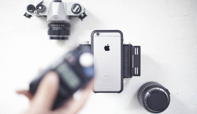 樹脂ジョイント構造を採用。樹脂特有のしなりを使ったジョイント部分を、カチッとはまるまで装着する。ボールペンの先や専用の工具などを穴に差し込むことによって取り外すことができる<br><br /> 価格｜2万7000円（iPhone 6）、3万2400円（iPhone 6 Plus用）<br /> 対応製品｜iPhone 6<br /> カラー｜ブラック、シルバー、ゴールド<br /> 重さ｜iPhone 6：約15g、iPhone 6 Plus：約20g<br /> 素材｜ジュラルミンA2017<br /> 