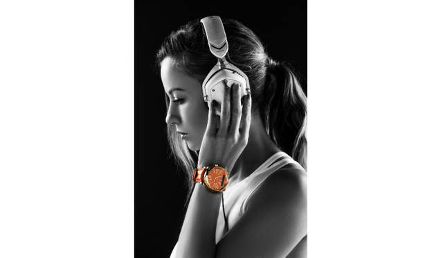 <strong>「VELDT SERENDIPITY Model V Vesper」</strong><br /> 価格｜18万1440 円<br /> カラー｜ホワイト、オレンジ、ネイビー<br /> ケース｜ステンレススチール（IPローズゴールド）<br /> 直径｜約48mm<br /> 防水｜IPX7<br /> ストラップ｜アリゲーター<br /> ムーブメント｜クォーツ（ボタン電池約3年間）<br /> 対応OS｜iOS7以降<br /> バッテリー｜持続期間：約1週間、充電方式：マイクロUSBケーブルをPCまたは電源アダプタに接続<br /> LED表示｜96×16ピクセルLED表示ディスプレイ、文字盤インデックスにRGB LED×24<br /> 通信規格｜Bluetooth Ver.4.0 Low Energy<br /> 機能｜着信通知、メール・SNSの他iOSの通知センターで設定可能なすべてのアプリからの通知機能、スケジュール、世界時計、天気予報、電子コンパス、タイマー、活動量計、置き忘れ防止機能、登録地点へのタクシー配車サービス(東京地区のみ) <br /> ※すべての機能を利用するには、iOS7以降を搭載したiPhoneが必要