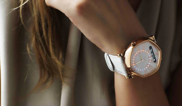 <strong>「VELDT SERENDIPITY Model V Vesper」</strong><br /> 価格｜18万1440 円<br /> カラー｜ホワイト、オレンジ、ネイビー<br /> ケース｜ステンレススチール（IPローズゴールド）<br /> 直径｜約48mm<br /> 防水｜IPX7<br /> ストラップ｜アリゲーター<br /> ムーブメント｜クォーツ（ボタン電池約3年間）<br /> 対応OS｜iOS7以降<br /> バッテリー｜持続期間：約1週間、充電方式：マイクロUSBケーブルをPCまたは電源アダプタに接続<br /> LED表示｜96×16ピクセルLED表示ディスプレイ、文字盤インデックスにRGB LED×24<br /> 通信規格｜Bluetooth Ver.4.0 Low Energy<br /> 機能｜着信通知、メール・SNSの他iOSの通知センターで設定可能なすべてのアプリからの通知機能、スケジュール、世界時計、天気予報、電子コンパス、タイマー、活動量計、置き忘れ防止機能、登録地点へのタクシー配車サービス(東京地区のみ) <br /> ※すべての機能を利用するには、iOS7以降を搭載したiPhoneが必要