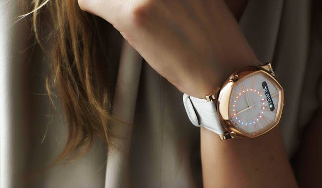 <strong>「VELDT SERENDIPITY Model V Vesper」</strong><br /> 価格｜18万1440 円<br /> カラー｜ホワイト、オレンジ、ネイビー<br /> ケース｜ステンレススチール（IPローズゴールド）<br /> 直径｜約48mm<br /> 防水｜IPX7<br /> ストラップ｜アリゲーター<br /> ムーブメント｜クォーツ（ボタン電池約3年間）<br /> 対応OS｜iOS7以降<br /> バッテリー｜持続期間：約1週間、充電方式：マイクロUSBケーブルをPCまたは電源アダプタに接続<br /> LED表示｜96×16ピクセルLED表示ディスプレイ、文字盤インデックスにRGB LED×24<br /> 通信規格｜Bluetooth Ver.4.0 Low Energy<br /> 機能｜着信通知、メール・SNSの他iOSの通知センターで設定可能なすべてのアプリからの通知機能、スケジュール、世界時計、天気予報、電子コンパス、タイマー、活動量計、置き忘れ防止機能、登録地点へのタクシー配車サービス(東京地区のみ) <br /> ※すべての機能を利用するには、iOS7以降を搭載したiPhoneが必要