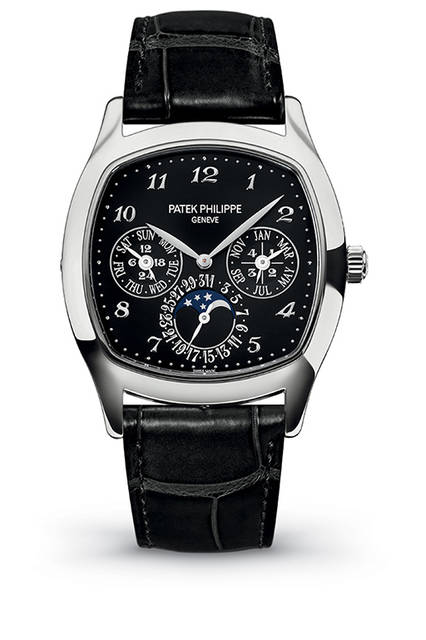 <strong>永久カレンダー 5940</strong><br />ケース｜18KWG<br />サイズ｜縦44.6×横37mm<br />ムーブメント｜自動巻き（Cal.240 Q）<br />機能｜永久カレンダー（閏年、月、曜日、日付表示）、月齢表示<br />ストラップ｜アリゲーター<br />防水｜3気圧<br />価格｜1059万4800円