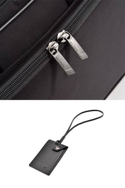 <strong>ACE｜エース</strong><br />上／飛行機のフィンをイメージした引き手のデザイン。右／ANAのロゴ入りネームタグ。名刺が入り、ポケットに収納可能