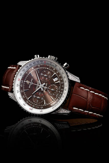 <strong>モンブリラン 01 リミテッド タカシマヤ 特別仕様</strong><br />ケース｜18Kレッドゴールド<br />直径｜40mm<br />ムーブメント｜自動巻き（Cal.01）<br />機能｜クロノグラフ（12時間積算計、30分積算計）、日付表示、両方高回転ベゼルで操作する回転計算尺<br />ストラップ｜クロコストラップ<br />防水｜3気圧<br />限定数｜12本<br />価格｜321万8400円