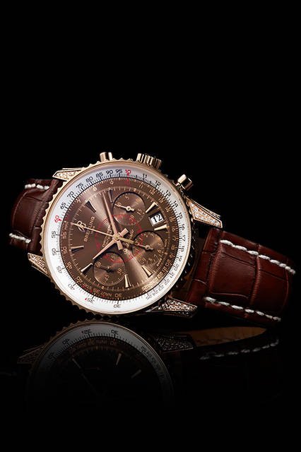 <strong>モンブリラン 01 リミテッド タカシマヤ 特別仕様</strong><br />ケース｜18Kレッドゴールド<br />直径｜40mm<br />ムーブメント｜自動巻き（Cal.01）<br />機能｜クロノグラフ（12時間積算計、30分積算計）、日付表示、両方高回転ベゼルで操作する回転計算尺<br />ストラップ｜クロコストラップ<br />防水｜3気圧<br />限定数｜2本<br />価格｜321万8400円