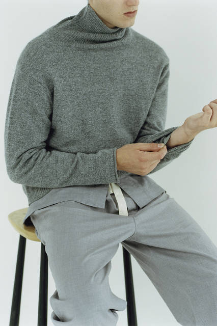 ニット3万5640円、パジャマシャツ2万8080円、パジャマトラウザー ズ2万7000円（すべてマーガレット・ハウエル）