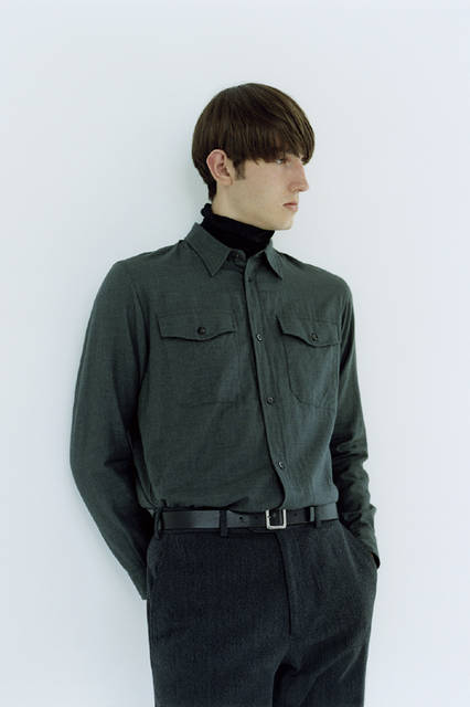 シャツ3万5640円、ニット2万5920円、トラウザー ズ3万1320円、ベルト1万5120円（すべてマーガ レット・ハウエル）