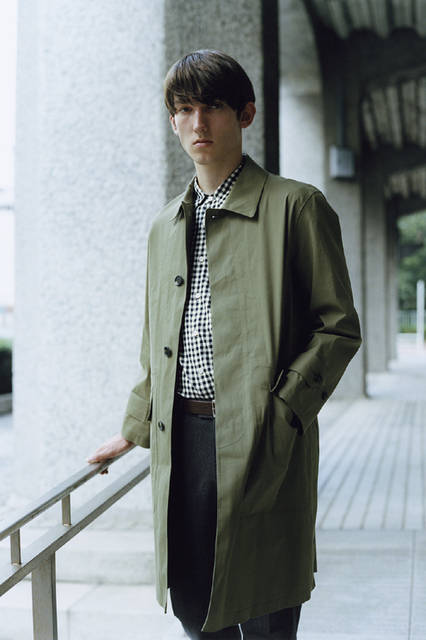 コート21万6000円、シャツ3万1320円、トラウザーズ3万5640円、 ベルト1万5120円（すべてマーガレット・ハウエル）