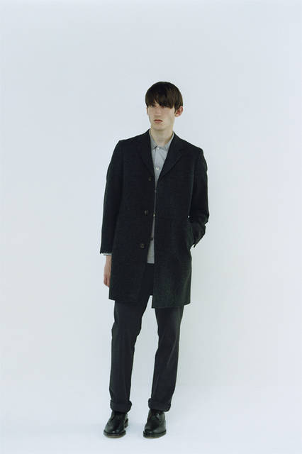 コート10万5840円、シャツ3万3480円、トラウザーズ3万 2400円、シューズ8万9640円（すべてマーガレット・ハウエル）