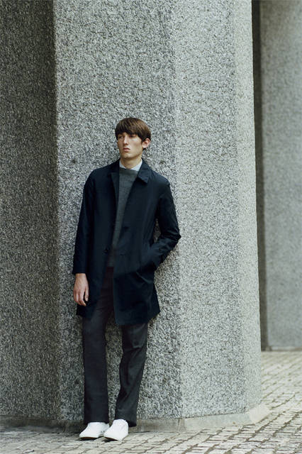 コート8万4240円、ニット3万2400円、シャツ3万 2400円、トラウザーズ3万1320円（すべてマーガ レット・ハウエル）、シューズ1万4040円(MHL.)