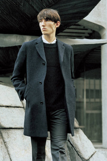 ランウェイにも登場したウィンターコートは、マーガレット・ハウエルでおなじみの英国FOX BROTHERSの生地を使用。ネイビーとグレーを掛け合わせたグレンチェックで、着こなしやすいボックスシルエットとなっている。胸元の編み地が特徴的なMHL.の ニットはゆったりとしたデザインで、シャツと合わせてクリーンな印象をアピール。 コート11万3400円、シャツ2万8080円、トラウザーズ4万2120円（すべてマーガレット・ハウエル）、ニット2万5920円（MHL.）