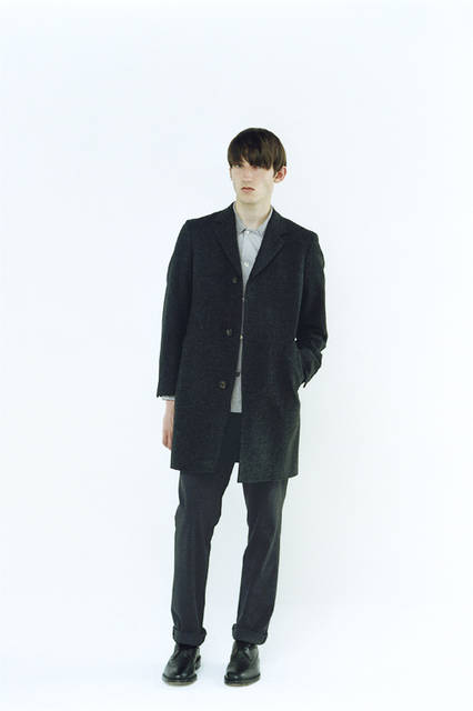 コート10万5840円、シャツ3万3480円、トラウザーズ3万 2400円、シューズ8万9640円（すべてマーガレット・ハウエル）