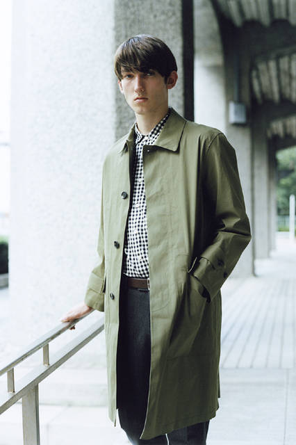 コート21万6000円、シャツ3万1320円、トラウザーズ3万5640円、 ベルト1万5120円（すべてマーガレット・ハウエル）