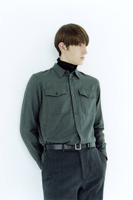 シャツ3万5640円、ニット2万5920円、トラウザー ズ3万1320円、ベルト1万5120円（すべてマーガ レット・ハウエル）