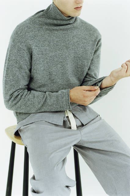 ニット3万5640円、パジャマシャツ2万8080円、パジャマトラウザー ズ2万7000円（すべてマーガレット・ハウエル）