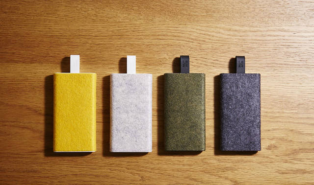 iPhone充電用のLightningケーブルが一体化した、薄型のモバイルバッテリーです。iPhone 6なら約2回のフル充電が可能。外装には、もち歩き時に周りのものを傷つけないフェルト素材を採用している<br><br>価格｜6480円<br>カラー｜ブラック、ホワイト、カーキ、サフラン<br>サイズ｜約W66.5×H154.3×D14.7mm（展開時：H198mm）<br>重さ｜約148g