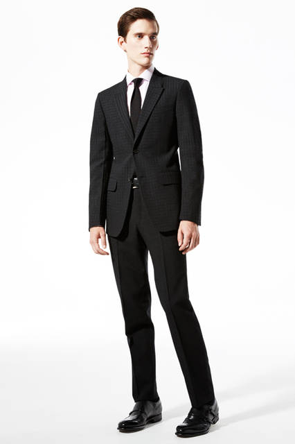 一見、共生地のようでありながら、異なるチェックパターンで構成されたセットアップ。それがエルメネジルド ゼニア クチュールが提案する“ブロークンスーツ”だ。46万4400円、パンツ17万2800円／エルメネジルド ゼニア