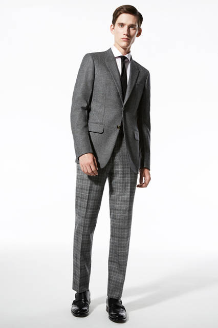 ハウンドトゥースのマイクロ柄にチェックのパンツを組み合わせたブロークンスーツ。色のトーンを揃えることで、スーツのような端正な印象を与えられる. ジャケット46万4400円、パンツ17万2800円／エルメネジルド ゼニア