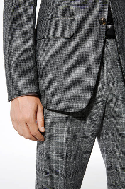 パターン・オン・パターンというコーディネートとしては高度な組み合わせも、メンズファッションを知り尽くしたブランドが手掛ければ、すっきりとした印象に