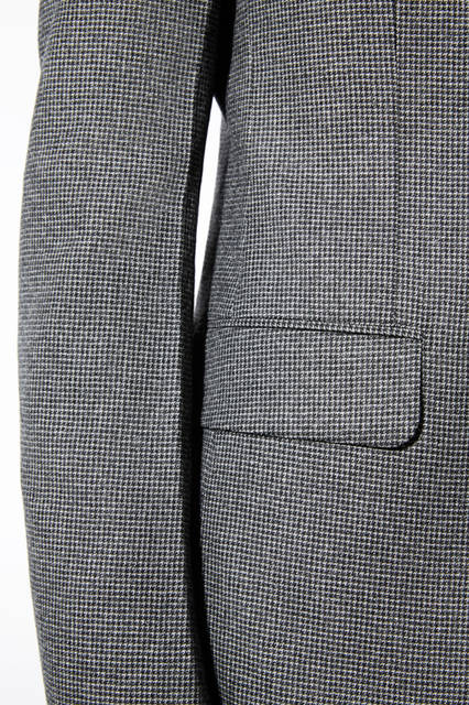 ジャケットのアームにプレスラインを入れるのもナポリ仕立ての正統を受け継ぐ「チッチョ」らしい仕立てのポイント