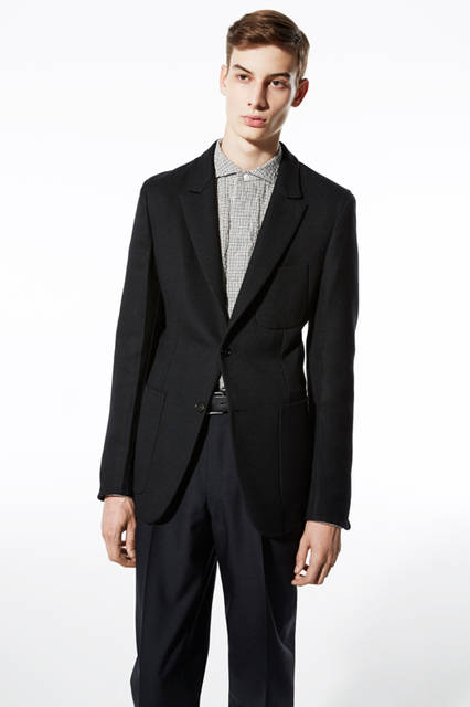 フィッシュマウスに近い形状のラペルはランウェイで使用されたアイテムを踏襲したデザイン。カジュアルな3パッチなので、幅広いコーディネートに合わせられる。46万4400円、パンツ17万2800円、シャツ11万7720円／エルメネジルド ゼニア