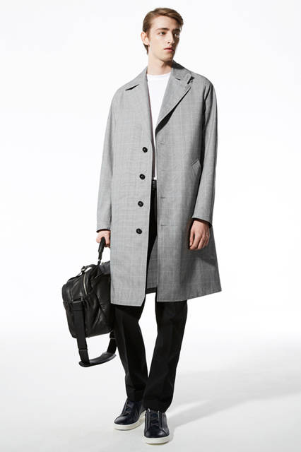 高密度コットンを使ったクラシックレインコート。オーセンティックなステンカラーコートと同じく、袖はラグランスリーブとなっている。コート34万5600円、ニット9万5040円、デニム10万6920円、靴9万7200円、バッグ50万2200円／エルメネジルド ゼニア
