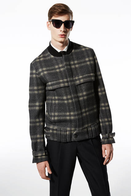 リブ襟のラウンドカラーのブルゾンは、起毛感のある素材と胸元の切り替え、チェック柄がアクセントに。モノトーンの着こなしのキーアイテムとして取り入れたい。ブルゾン00万0000円、シャツ11万7720円、パンツ17万2800円、サングラス17万8200円／エルメネジルド ゼニア