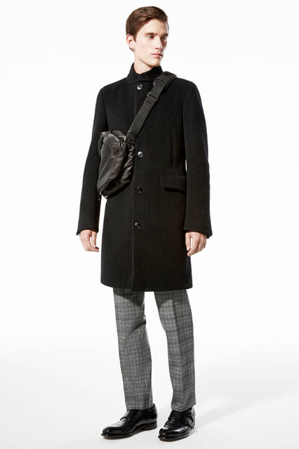 スポーティな印象のスタンドカラーのコートは、黒のヘリンボーン柄。シャドウ柄にすることによって、着こなしにほど良い変化をもたらしてくれる。コート67万5000円、パンツ17万2800円、バッグ00万0000円、靴18万1440円／エルメネジルド ゼニア