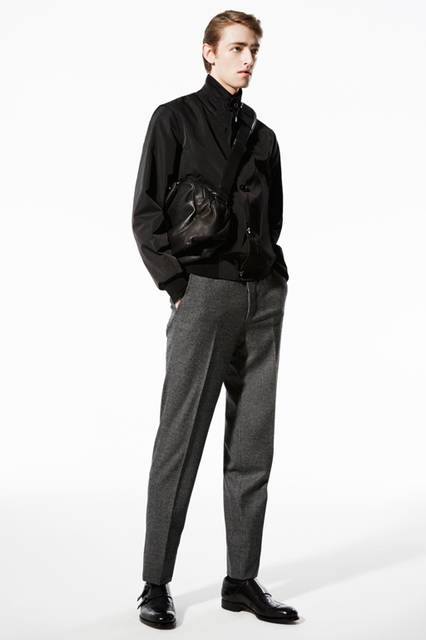シックなモノトーンのコーディネートながら、ブルゾンでスポーティなテイストをプラスした、ニュージェネレーションにふさわしい都会的なカジュアルスタイル。ブルゾン00万0000円、パンツ17万2800円、バッグ00万0000円、靴18万1440円／エルメネジルド ゼニア