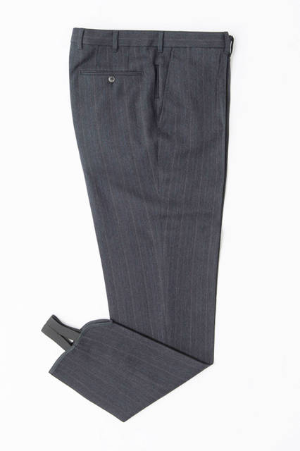 「チッチョ」が仕立てたパンツは、ウール混のドレッシーなもの。シルエットは美しいテーパードラインで、その裾の収まりを良くするためにゴムバンドがついている。パンツ17万2800円円／エルメネジルド ゼニア