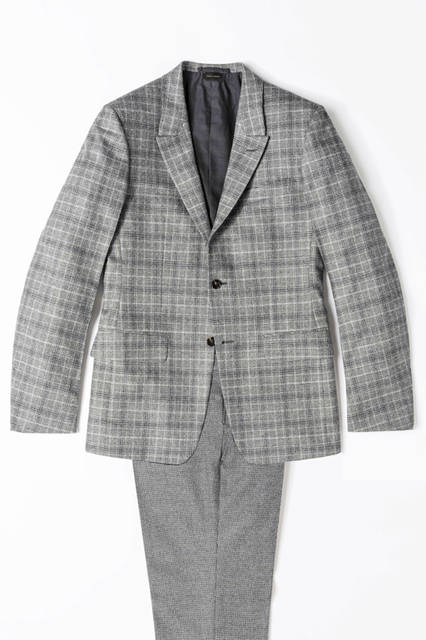 グレンチェックのウールジャケットに、ハウンドトゥース柄のパンツを合わせたブロークンスーツ。46万4400円、パンツ17万2800円／エルメネジルド ゼニア